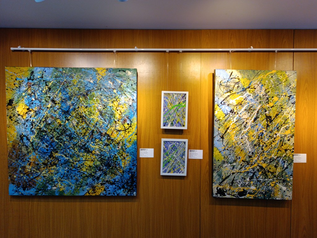 Exposição "Mistérios, formas e cores sobre tela" | Obras (da Esq. para Dir.: Amazônia Queimada, Movimentos Estelares, e Folhas Queimadas | Foto: Victor dos Anjos (poesiadosanjos)